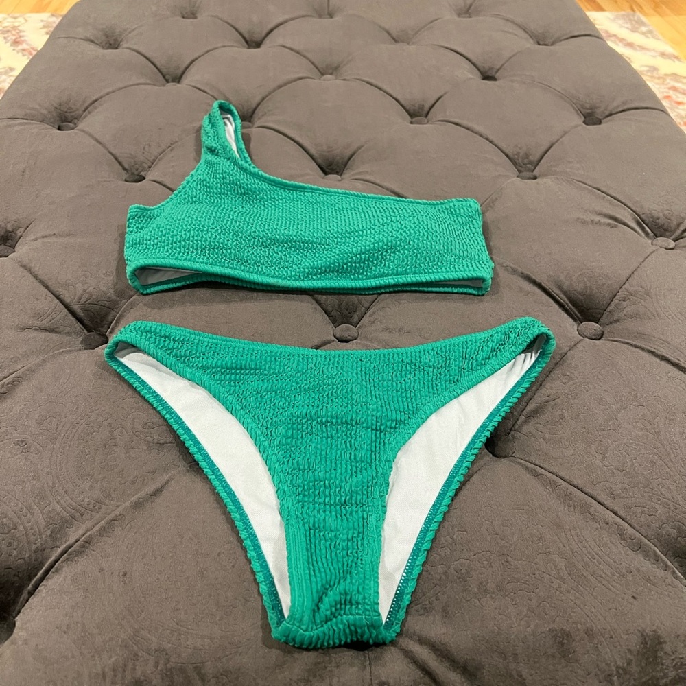 New! 2pc Green one-shoulder swimsuit